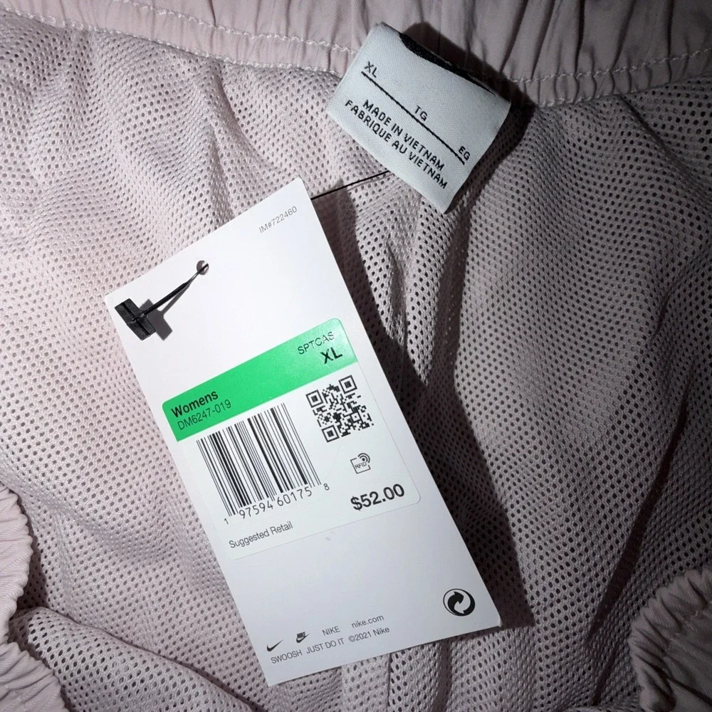 Nike Woven Cargo Shorts Pockets Woman's Size XL Loose Fit High Rise Lined Pink